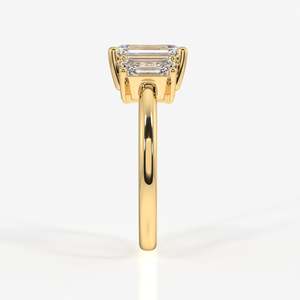 Bague à trois pierres en or 9 carats avec diamant taille émeraude cultivé en laboratoire – Catégorie de produit : Bagues en or avec diamants - Product Image 3