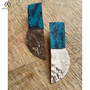 Boucles d'oreilles en métal de créateur à la mode avec des accessoires de mode de taille personnalisée pour les femmes livrés avec des boîtes à bijoux en bois - Product Image 2