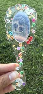 Miroir à main en résine avec finition lisse et brillante, parfait pour un usage quotidien, le maquillage ou des fins décoratives, ajoutant une touche élégante - Product Image 6