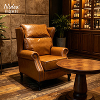 Fauteuil classique vintage fait main en cuir véritable, fauteuil individuel à accoudoirs roulés et garniture cloutée pour salon et villa