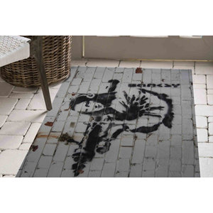 Tapis Banksy Femme : Style Art Urbain, Tapis d'appoint Antidérapant, Tapis Fin Non-tissé - Product Image 3