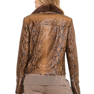 Chaqueta de motorista de cuero en relieve de pitón marrón para mujer, diseño de estampado de serpiente, piel sintética personalizada, prendas de vestir exteriores de moda ODM impermeables - Product Image 3
