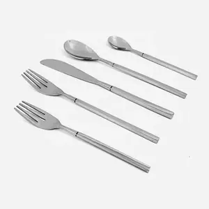 Juego de Cubiertos con Acabado Plateado Simple, Perfecto para Eventos de Catering, Comedores de Oficina, Cafeterías, Restaurantes y Uso Diario, de la India - Product Image 1