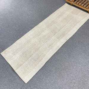 Alfombra Vintage de 2.2x5.8 pies, Alfombra Turca, Alfombra de Camuflaje Blanca y Gris - Product Image 1