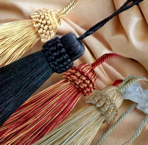 Nouveaux glands en polyester/coton tissé écologiques en forme de lingot d'or pour la décoration de vêtements - Fabriqués sur mesure avec/sans cordon - Product Image 1