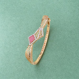 กำไลข้อมือทองประดับเพชรสำหรับผู้หญิง พร้อมหินสีชมพู ดีไซน์ลายตาข่ายทันสมัย น้ำหนักเบา สวมใส่ได้ทุกวัน - Product Image 3