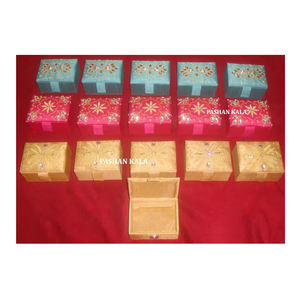 Hermosas Cajas de Regalo bordadas Zari de múltiples formas y colores hechas a mano y propósito de joyería para decoración del hogar a bajo precio - Product Image 1