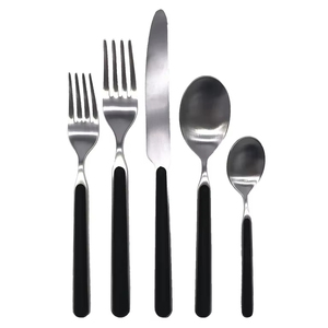 Juego de cubiertos con mango de resina negra elegante con cabeza de Acabado plateado Cubiertos Premium ideales para restaurantes, hogares y regalos - Product Image 1