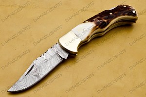 Couteau utilitaire pliant artisanal en acier Damas, fabrication OEM, manche en corne de cerf naturelle, contreforts en acier, lame à bord dentelé et pointe tombante - Product Image 2