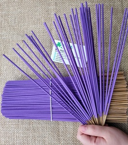 Quemador de varitas de incienso púrpura hecho a mano, fragancia suave, precio competitivo, soporte de madera, proveedor de Vietnam, Envío listo para uso religioso - Product Image 4