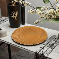 Assiette de présentation classique en plastique de 13 pouces, motif végétal peint à la main, couleur personnalisée, pour décoration de table de mariage et de maison, vente en gros