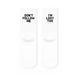 Chaussettes de sport colorées avec inscription « Ne me suive pas, je suis aussi perdu », respirantes pour un usage quotidien - Product Image 1