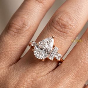 Anillo de compromiso moderno de oro de 10K con tres diamantes talla pera, joyería llamativa con diamantes cultivados en laboratorio - Product Image 2
