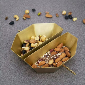 Bol à chocolat décoratif élégant en métal pour décor de cuisine et présentation de salle à manger avec touche finale artistique - Product Image 1