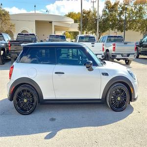 MINI Hardtop 2024 Cooper SE de 2 Puertas, Económico y en Excelente Estado - Product Image 3