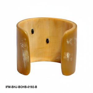 Bracelet manchette en corne de buffle naturelle avec incrustations de boutons en corne sculptée, large, fait main, style statement - Product Image 3