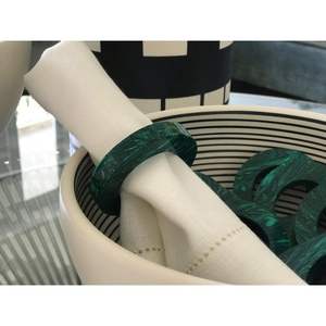 Anneaux de serviette de couleur verte pour la décoration de table d'hôtel, taille personnalisée et produit le plus vendu, anneau de serviette en résine et en corne - Product Image 5