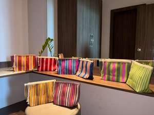 Pochette de toilette en nylon recyclé écologique réutilisable avec fermeture éclair, sac de plage de voyage rayé personnalisé avec logo - Product Image 6