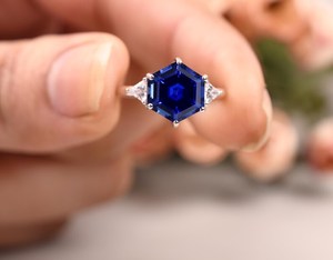 Anillo de Zafiro Azul Hexagonal en Plata de Ley con Detalle de Moissanita, Elegante Piedra Preciosa, Regalo de Compromiso o Boda para Ella - Product Image 4