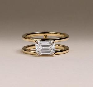 Cette bague de fiançailles en diamant de laboratoire de 2.0 carats certifiée IGI présente un superbe solitaire taille émeraude serti dans un orient moderne que nous - Product Image 1