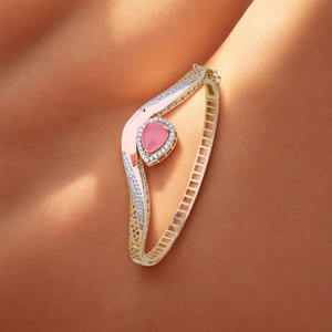 Bracelet en or élégant avec diamants pour femmes avec pierre rose Design incurvé élégant Léger Kada - Product Image 1