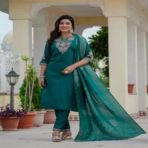 Vêtements occasionnels en soie romaine avec broderie de paillettes Pantalon Kurti et Dupatta Fabricant et fournisseur de l'Inde au taux le plus bas - Product Image 1