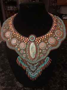 Collier rond avec pendentif en perles de rocaille brodées, chaînes brodées carrées et ovales, style religieux tendance avec pierre principale en perle - Product Image 3