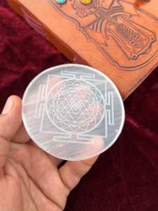 Placas de carga de selenita grabadas en Chakra al por mayor, rodajas de cristal de yeso redondas naturales para limpieza energética, Reiki y decoración del hogar - Product Image 6