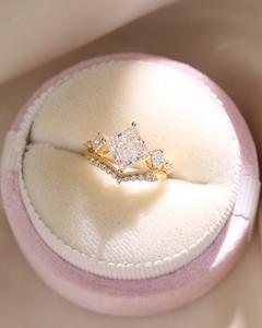 Ensemble de bagues de fiançailles 8mm Princess Cut White CZ Alliance de mariée plaquée or 18 carats avec Chevron CZ pour cadeau - Product Image 4