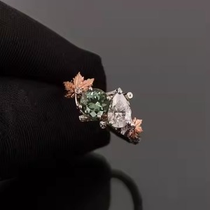 แหวนสีโรสโกลด์แหวนหมั้นสองกิ่งและใบเมเปิ้ลพร้อมเพชรรูปลูกแพร์ที่ปลูกในห้องแล็บและทัวร์มาลีนสีเขียวมิ้นท์ - Product Image 4