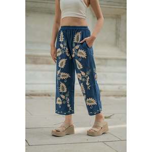 Pantalon en coton brodé Suzani, motif floral unique, broderie à la main, vêtements de détente bohèmes pour femmes, pyjama d'été, taille unique - Product Image 2
