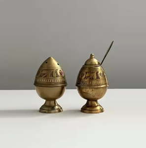 Fabricante y exportador de contenedores de almacenamiento de rociadores de sal y pimienta de latón de la mejor calidad, artesanías indias, herramientas para hierbas y especias - Product Image 1