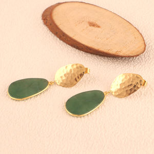 Para mujer pendiente de gota genuino verde fresa cuarzo rebanada bisel pendiente 18K chapado en oro acabado martillado oreja post Stud cuelga - Product Image 3