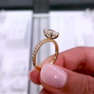 Bague de fiançailles en or avec halo dissimulé en diamants de laboratoire 2,30 carats, certifiée IGI DEF VVS, pavée de diamants coussin - Product Image 3