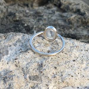 แหวนมูนสโตนสีรุ้งธรรมชาติ แหวนเงินแท้ 925 แหวนมูนสโตน เครื่องประดับทำมือ แหวนเปลี่ยนสีตามอารมณ์สำหรับผู้หญิง - Product Image 2