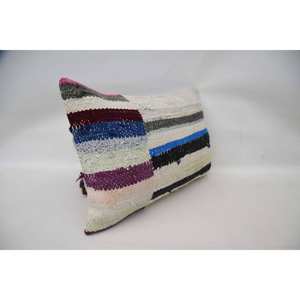 Coussin décoratif tissé 16x24 pouces en laine Kantha à motif vintage multicolore - Product Image 3