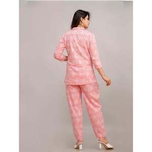 Conjunto de Dos Piezas Casual para Mujer, Color Rosa Bebé, Crepé Estampado, Talla XXS, con Top de Manga Tres Cuartos y Pantalones Cortos a Juego - Product Image 3