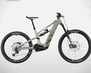 Vélo de montagne électrique Strive ON CFR 2025 – E-enduro en carbone avec XT Di2, suspension Fox et géométrie prête pour le descente - Product Image 2