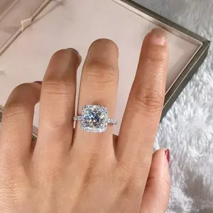 Anillo de Compromiso con Halo de Diamantes de Moissanita de Corte Princesa de 2 Quilates - Product Image 2