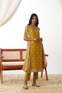 ชุดคุर्ติงานฝีมือคุณภาพสูง ลายพิมพ์ทองแบบดั้งเดิม ผ้าโพลีเอสเตอร์อย่างดี ไม่ยับ เหมาะสำหรับงานปาร์ตี้และงานเฉลิมฉลอง - Product Image 2