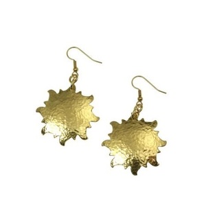 Boucles d'oreilles en métal haut de gamme avec un travail en filigrane artisanal complexe et un vernis chatoyant pour un attrait luxueux - Product Image 5