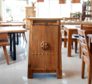 Armoire d'entrée verticale en teck naturel avec grattage en bois patiné pour salon et entrée - Product Image 3