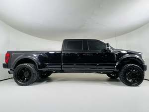 Ford F-450 Super Duty Platinum Crew Cab LB DR W 4WD 2020 / Disponible à la vente avec faible kilométrage, moteur diesel, véhicule d'occasion en excellent état - Product Image 2
