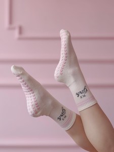 Calcetines de algodón personalizados antideslizantes para yoga y pilates para mujer producto de invierno con tejido personalizado Jacquard Logo Grip calcetines fabricante - Product Image 2