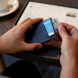 Tarjetero de cuero hecho a mano minimalista, diseño de negocios elegante y delgado para uso diario, múltiples opciones de color para tarjeta de crédito de identificación - Product Image 5