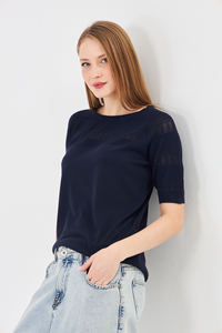 Blusa de punto calado de manga corta para mujer - Suéter de primavera con cuello redondo y diseño hueco - Top de punto de ganchillo suave y transpirable para damas - Product Image 6