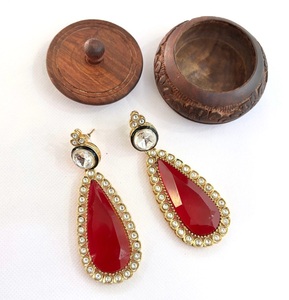 Pendientes tradicionales Kundan para mujer Jhumkas con detalles de perlas y Meenakari disponibles a un precio asequible desde la India - Product Image 2