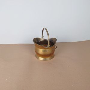 Campana de carbón de latón con acabado vintage distintivo hecha para un almacenamiento práctico de hogar y valor estético de decoración del hogar - Product Image 1