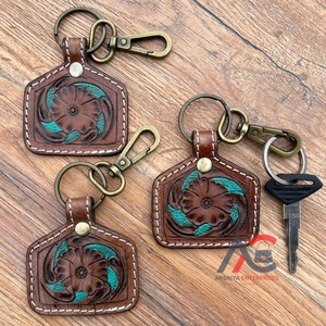 Porte-clés personnalisé en cuir véritable usiné à la main porte-clés avec logo personnalisé pour accessoires de cadeaux porte-clés de créateur de luxe durable - Product Image 1