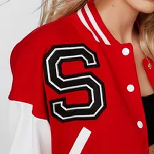 Chaqueta Varsity Roja Corta 2025 de Alta Calidad Personalizada para Hombre, Manga de Poliéster, Cuello Alto, Cuerpo de Lana, Estilo Urbano para Invierno - Product Image 6